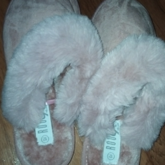 Iam selling my rouge slippers - Picture 8 of 8